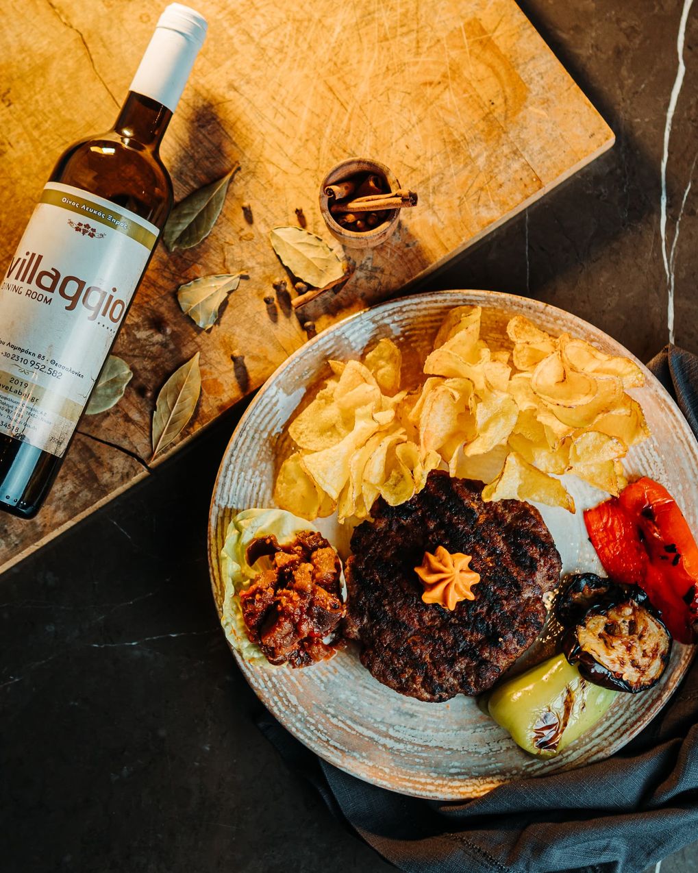 Burger patty and wine - Villaggio
